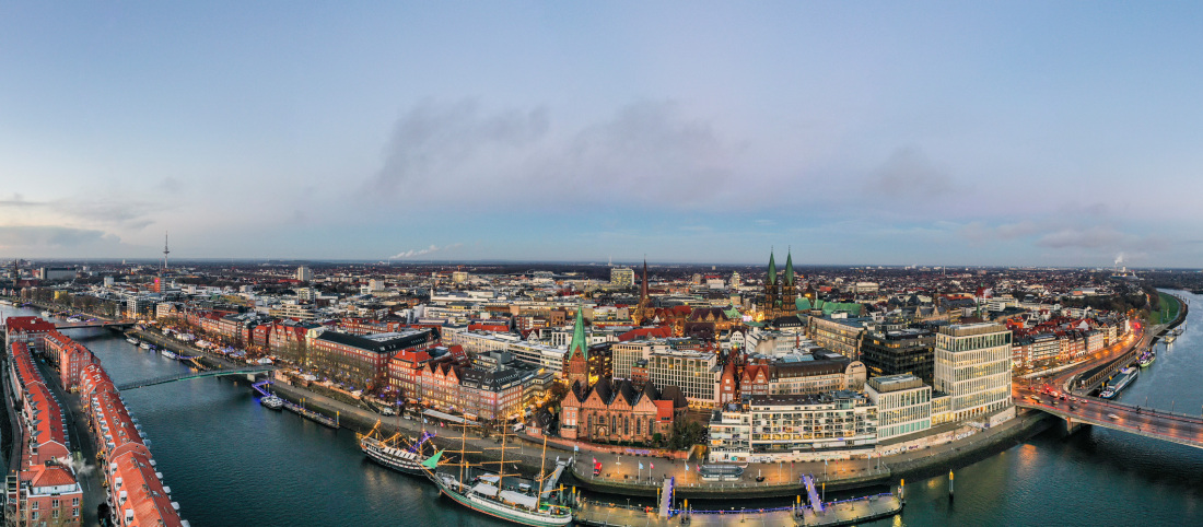 Panorama aus der Luft: Die Bremer Innenstadt, im Vordergrund die Weser mit Schiffen, dahinter der Stadtkern. Panorama aus der Luft: Die Bremer Innenstadt, im Vordergrund die Weser mit Schiffen, dahinter der Stadtkern.