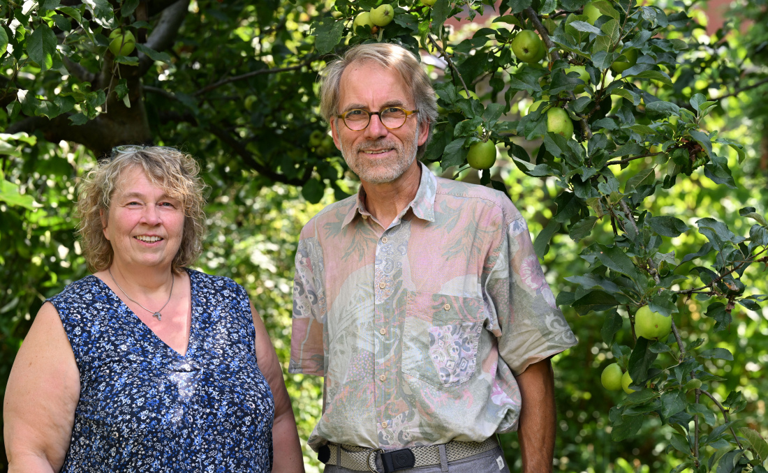 EIn Mann und eine Frau im Grünen