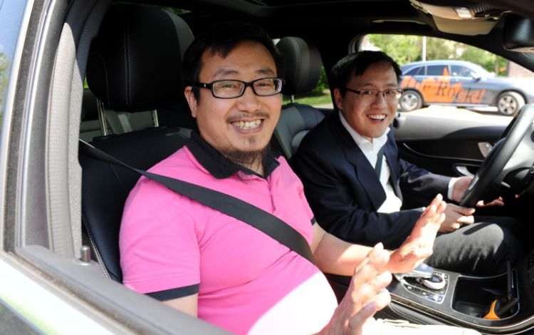 Chinesische Unternehmer freuen sich auf die Fahrt auf dem Geländewagenparcours im Mercedes-Benz Werk in Bremen