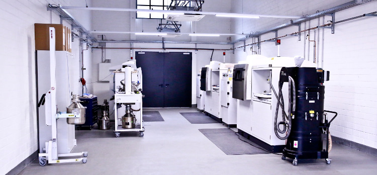 A glimpse into one of three production halls at BITZ – this one is equipped with three aluminium 3D printers 