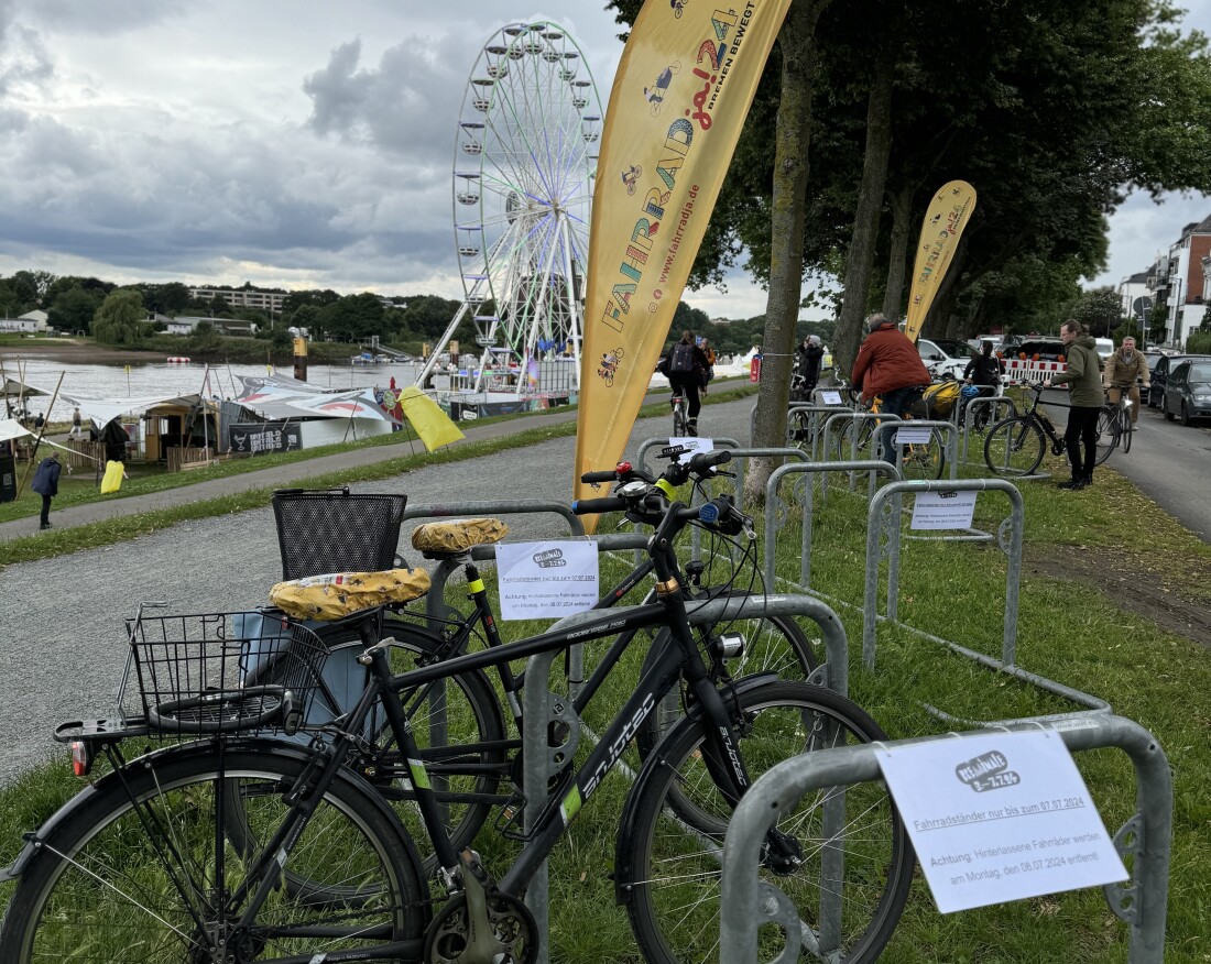 Fahrräder im Vordergrund, Banner Fahrradja 2024 und ein Riesenrad im Hintergrund