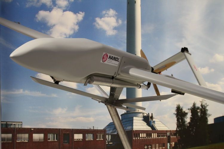 Drohne UAV (UAV = Unmanned Aircraft System, zu deutsch: Unbemanntes Luftfahrzeug) von Haindl