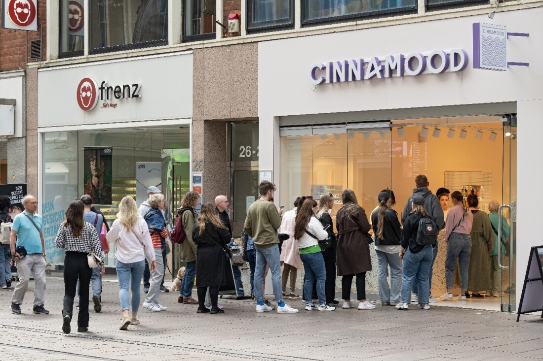 Eine Menschenschlange vor Cinnamood in Bremen