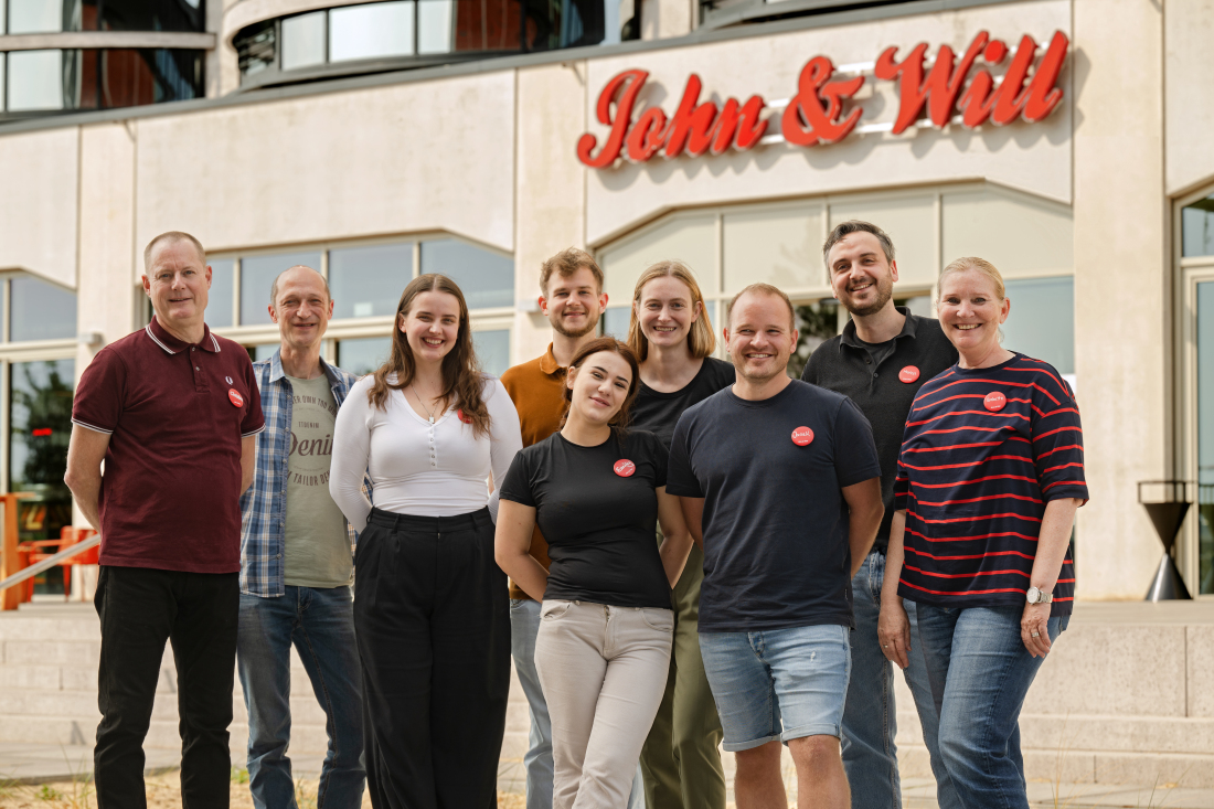 Eine Gruppe von Menschen vor dem John und Will Hotel