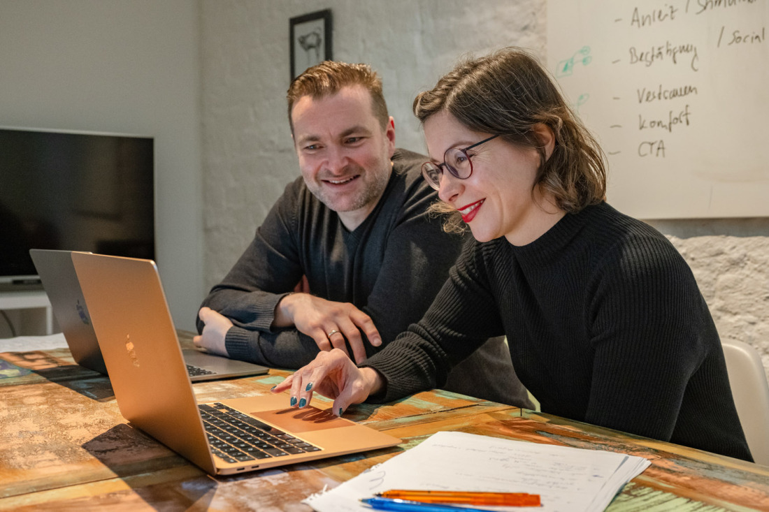 Zwei Menschen am Laptop