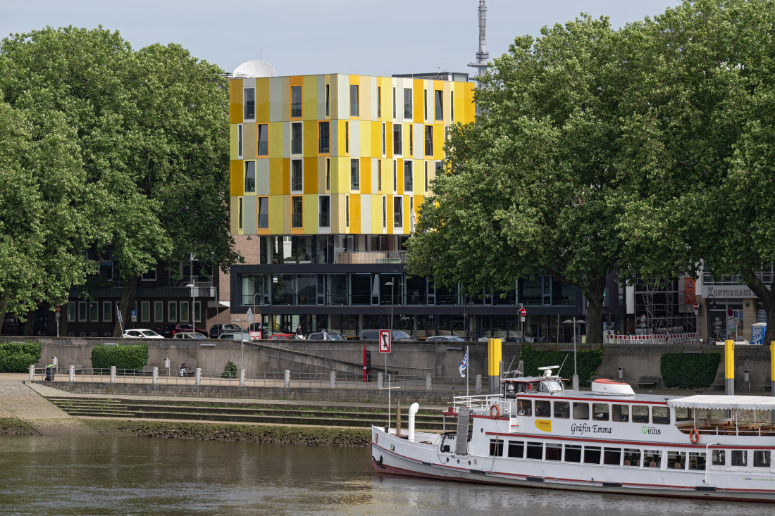 Blick auf die gelbe Außenfassade einer Jugendherberge