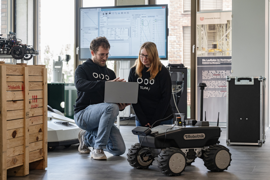 Zwei junge Menschen und ein autonomer Roboter 