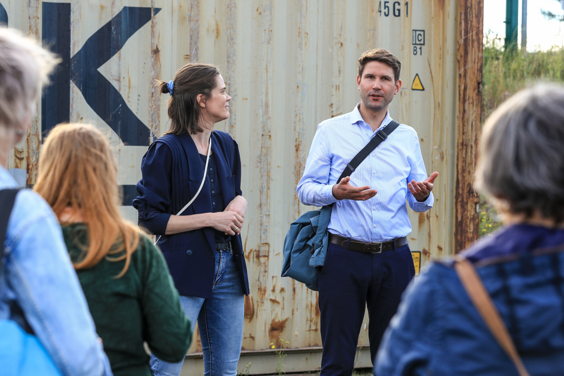 Valerie Hoberg und Sven Jäger von der Wirtschaftsförderung Bremen führten die Gruppe über das Gelände des Zukunftsquartiers Piek 17 in der Bremer Überseestadt.