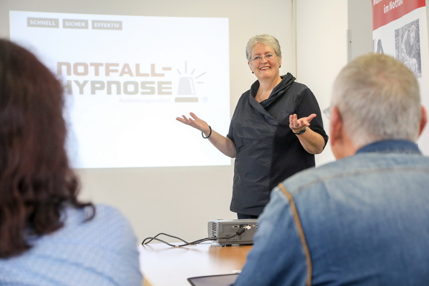 Annette Held vermittelt Seminarteilnehmern, wie sie Hypnose in Notfällen einsetzen können. 