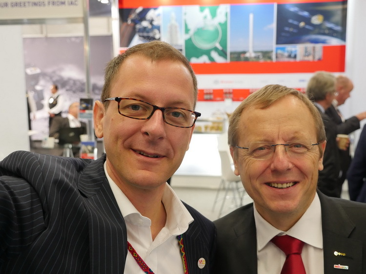 Martin Günthner, the Minister for Economic Affairs, Labour and Ports, and Johann-Dietrich Wörner, Director General of the European Space Agency, at the Bremen stand at the 2016 IAC in Mexico. 