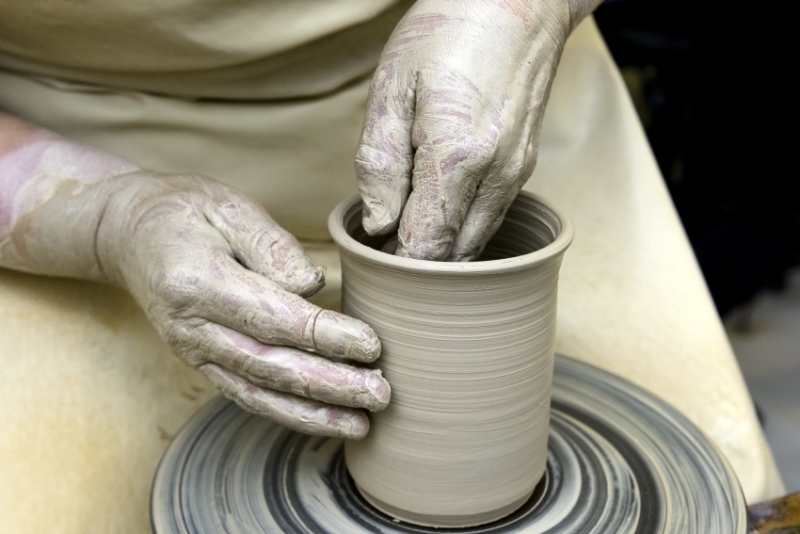 Ceramic crockery production at the Delme workshops