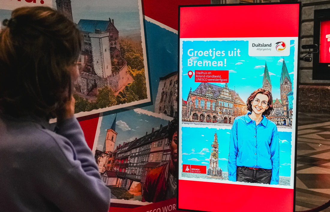 Eine Frau von hinten, die auf eine KI-Postkarte guckt mit der Aufschrift "Groetjes uit Bremen!"