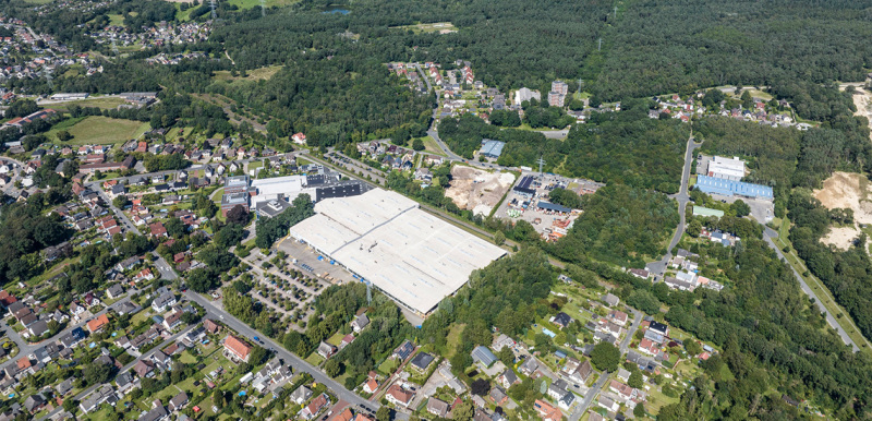 Luftaufnahme vom Gewerbegebiet Farge-Ost im Bremer Norden: In der Mitte eine große Halle