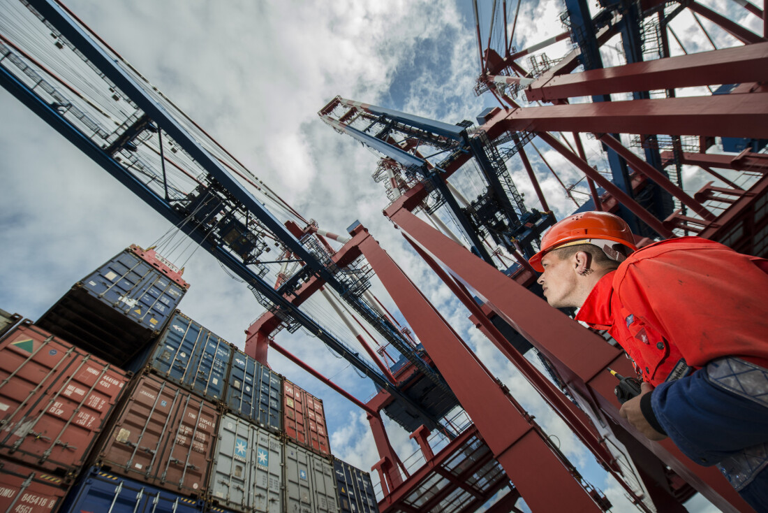 Mann schaut auf Container