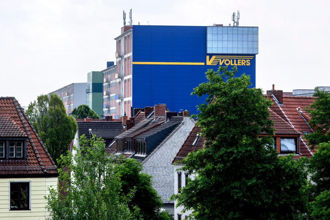 Einfamilienhäuser die von einem Lagerhaus überthront werden