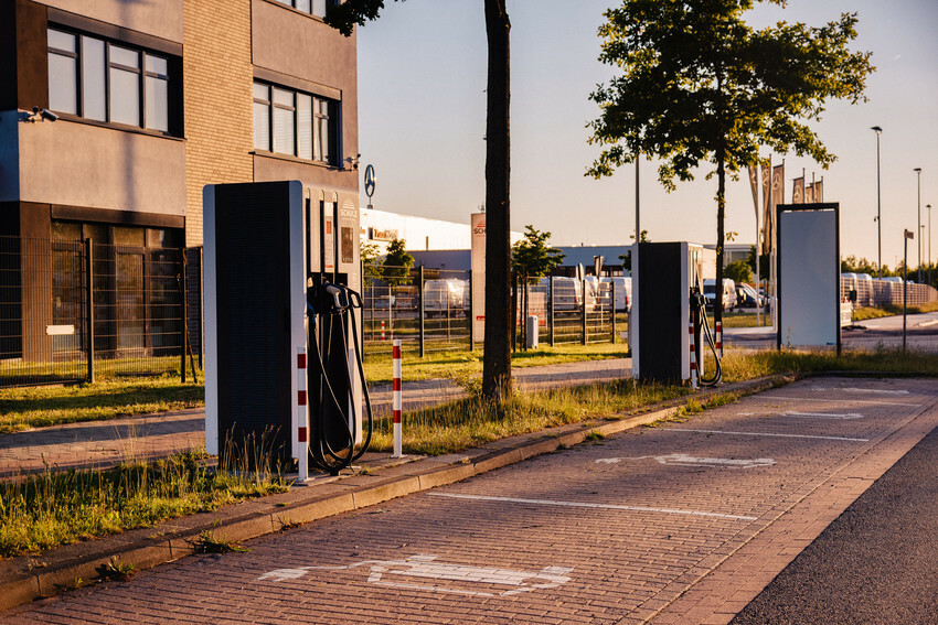 Ein Blick auf vier Parkplätze mit E-Auto Ladestationen im Gewerbepark Hansalinie