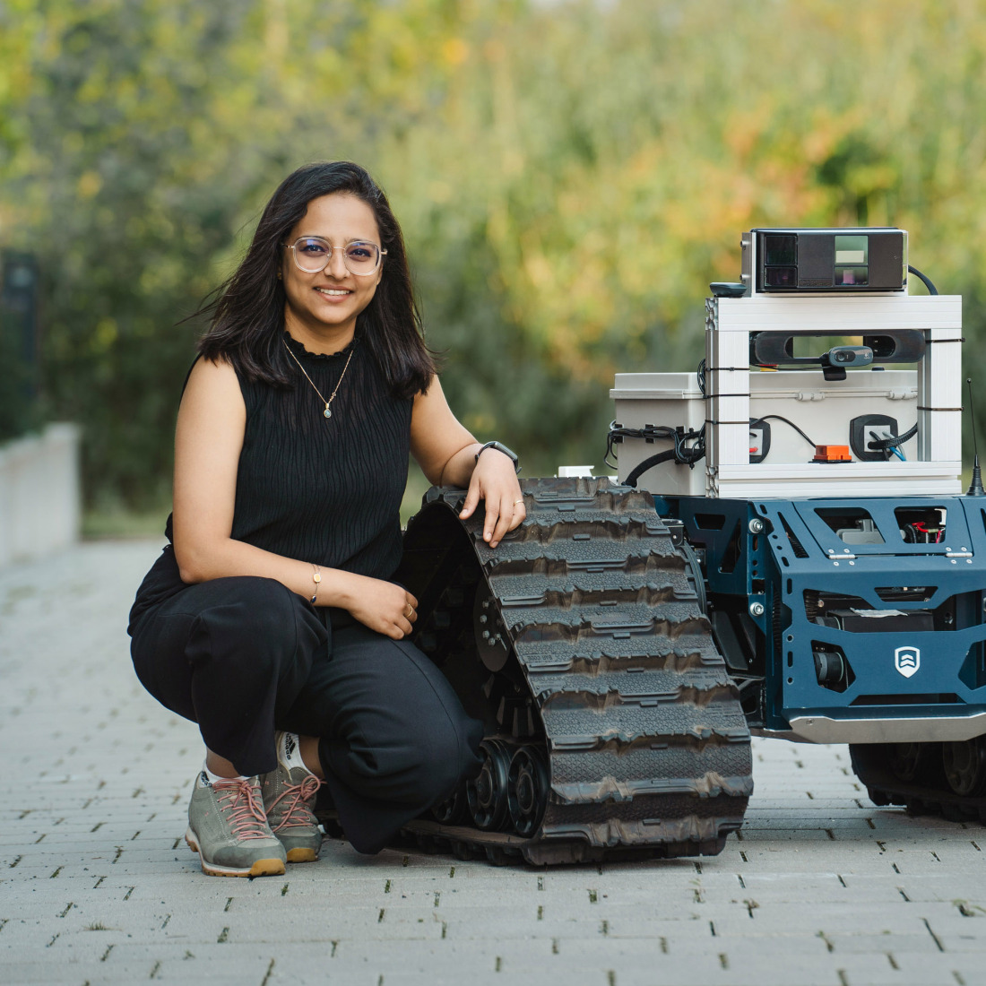 Frau sitzt neben Roboter