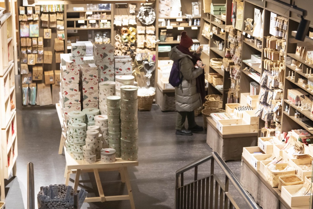 Der Innenraum von Sostrene Grene in der Bremer Sögestraße mit einer Kundin in der Ecke