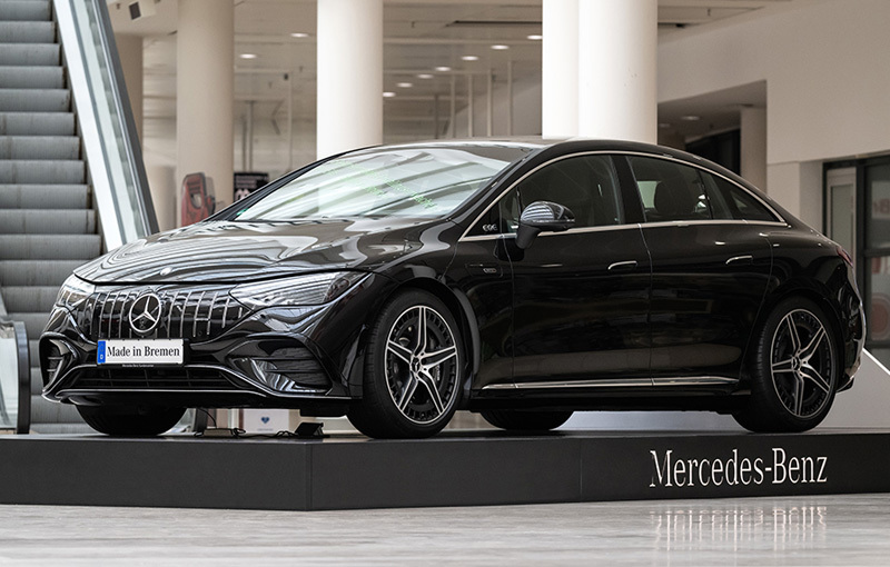 Mercedes Benz Automobil am Flughafen Bremen in der Ankunftshalle