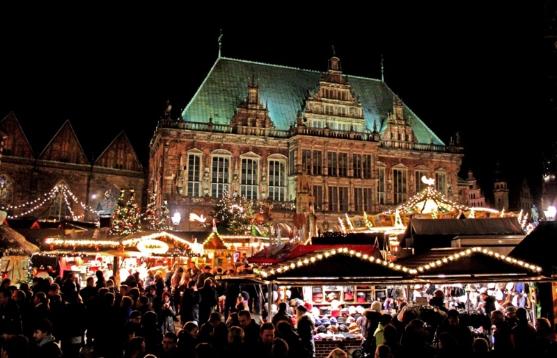 Der Bremer Weihnachtsmarkt vor dem Rathaus am Abend