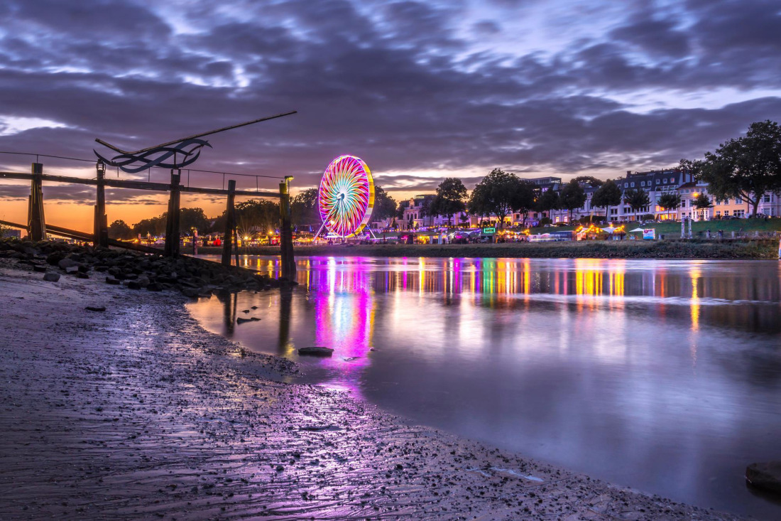 Blick vom Ufer aus ein Festival