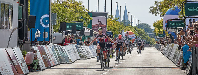 Zieleinfahrt bei der Deutschlandtour. Ein Fahrradfahrer jubelt bei der Einfahrt ins Ziel. Zieleinfahrt bei der Deutschlandtour. Ein Fahrradfahrer jubelt bei der Einfahrt ins Ziel.