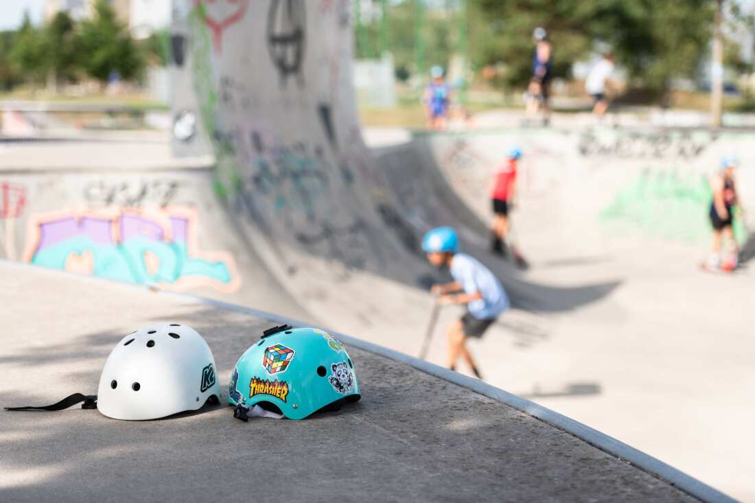 Zwei Helme auf einem Skatepark