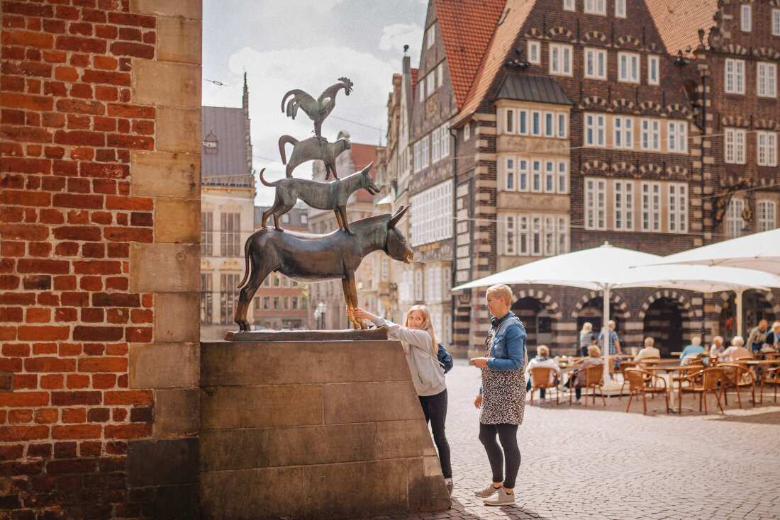 Eine Frau mit Kind bei der Stadtmusikanten