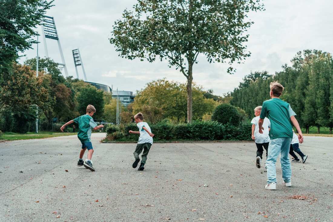 Kinder vor dem Weserstadion