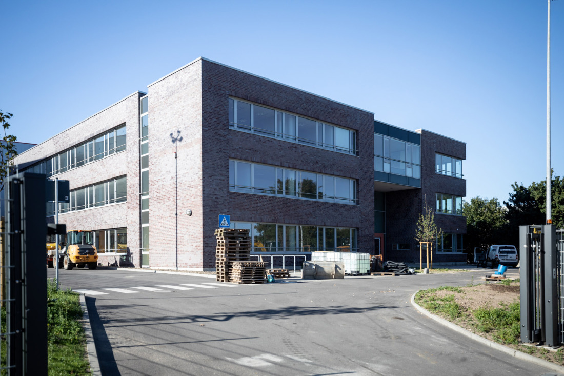 Logistics building with office