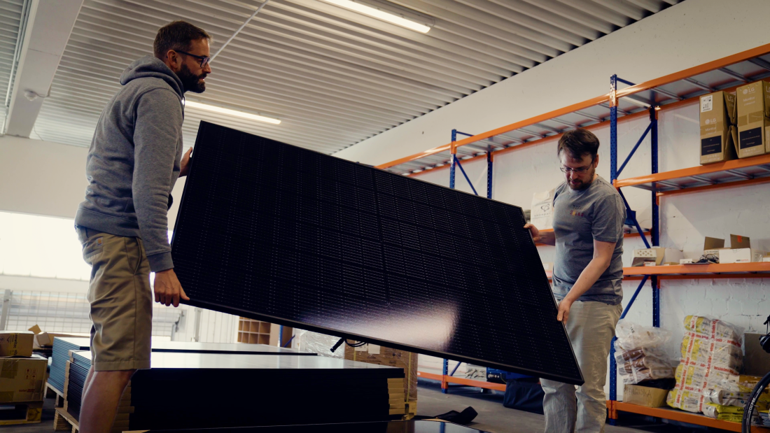 Menschen tragen Solarpanel