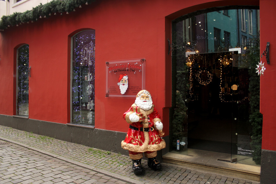 Der Eingang des Weihnachtsladen mit einem Weihnachtsmann