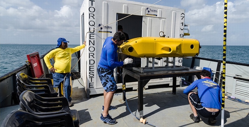 AUV FlatFish an Bord eines Erprobungsschiffes des Partners SENAI vor Brasilien